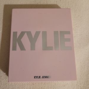 Kylie illuminating powder. CHEERS DARLING